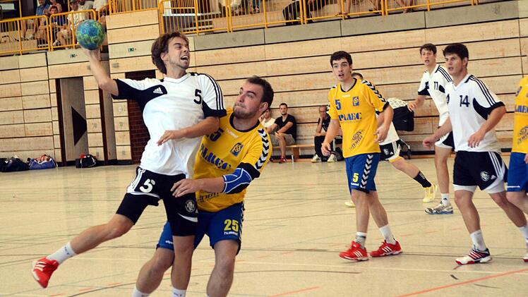 Gegen den Post SV Nürnberg hielten Michael Hettchen (links) und Co. erst gut mit, verloren dann aber ihre Linie. Fotos: herzopress