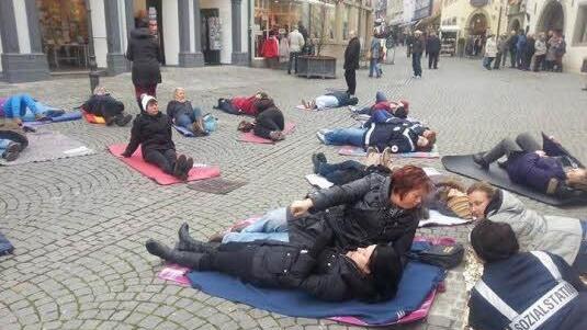Die Pflege liegt am Boden - das symbolisierten Pflegekräfte bei der ersten "Flashmob"-Aktion kürzlich in Kitzingen.  Foto: Oppel