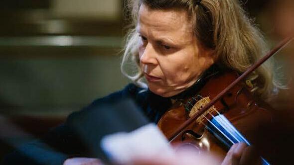 Beatrix Seidlitz spielte bei der Interpretation des "Requiem" in der Küpser Jakobikirche die Violine. Foto: Hendrik Steffens