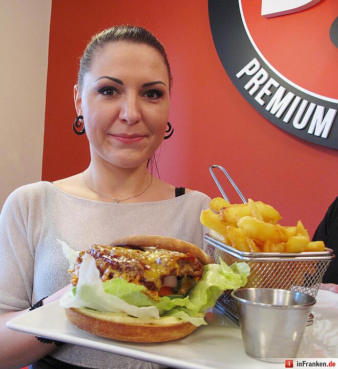 Ein Burger, der zum Teil aus Insekten besteht, steht am 24.02.2016 in Brüssel (Belgien) in einem Restaurant. Foto: Simon Ribnitzky/dpa