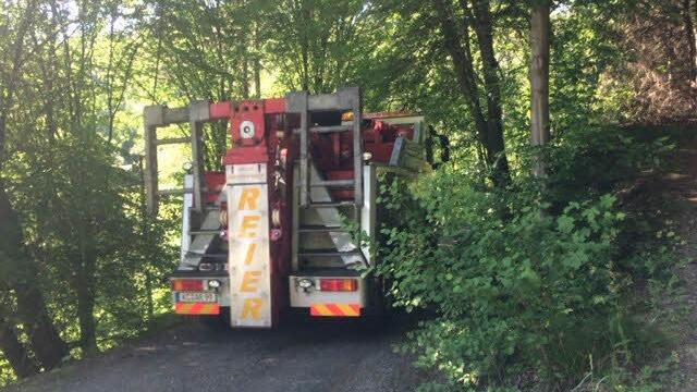 Der Berge-Laster musste über schmale Waldwege auf die andere Seite der Unterführung manövrieren.  Foto: Auto-Reier