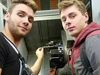 Kenny Eckstein (links) von der Firma Bittner Werkzeugbau aus Dörfles-Esbach erläutert Janis Adelberg (rechts) die Funktionsweise einer CNC-Drehmaschine.Foto: Lothar Weidner