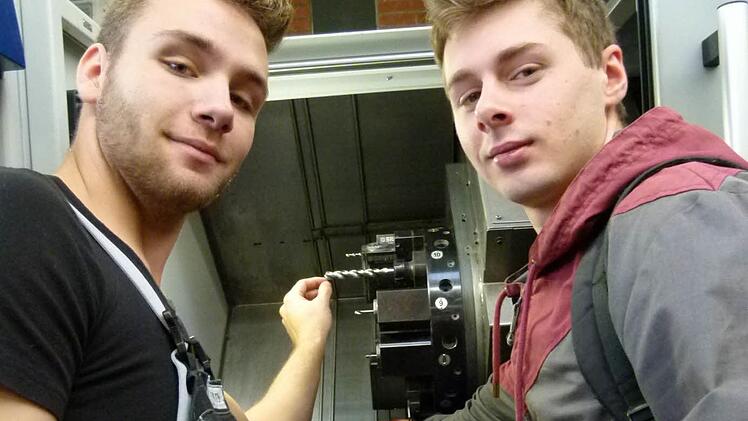 Kenny Eckstein (links) von der Firma Bittner Werkzeugbau aus Dörfles-Esbach erläutert Janis Adelberg (rechts) die Funktionsweise einer CNC-Drehmaschine.Foto: Lothar Weidner