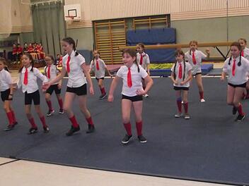 Die "Crazy Girls" boten beim Turnabend einen fetzigen "Schulmädchen-Tanz". Foto: Dieter Wolf