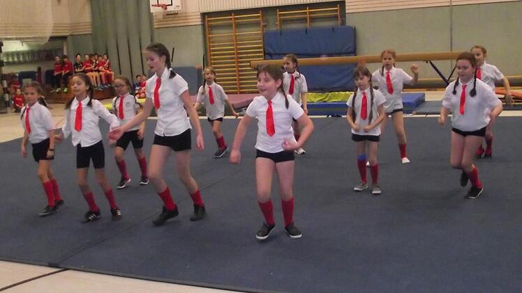 Die "Crazy Girls" boten beim Turnabend einen fetzigen "Schulmädchen-Tanz". Foto: Dieter Wolf