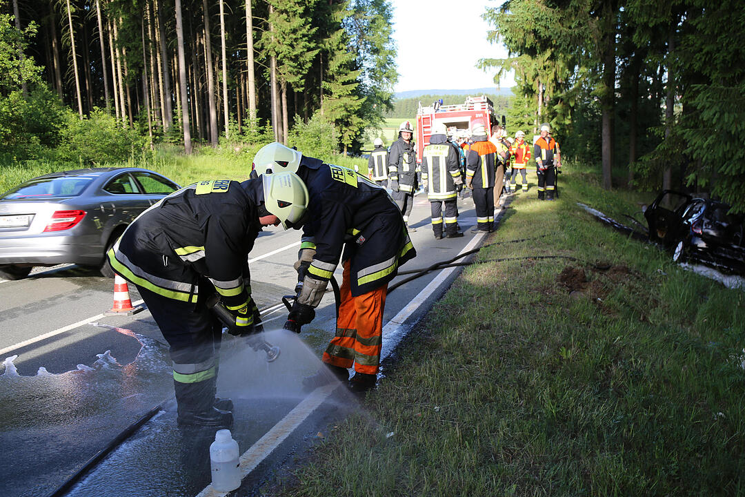 Helmbrechts: Auto gegen Baum gekracht und in Flammen aufgegangen