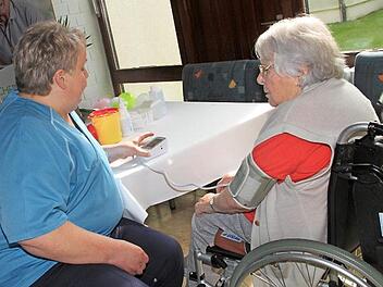 Bei der Eröffnungsfeier am Samstag konnten sich die Besucher den Blutdruck messen lassen.  Fotos: Gerda Völk