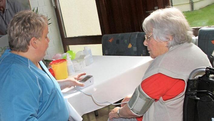 Bei der Eröffnungsfeier am Samstag konnten sich die Besucher den Blutdruck messen lassen.  Fotos: Gerda Völk