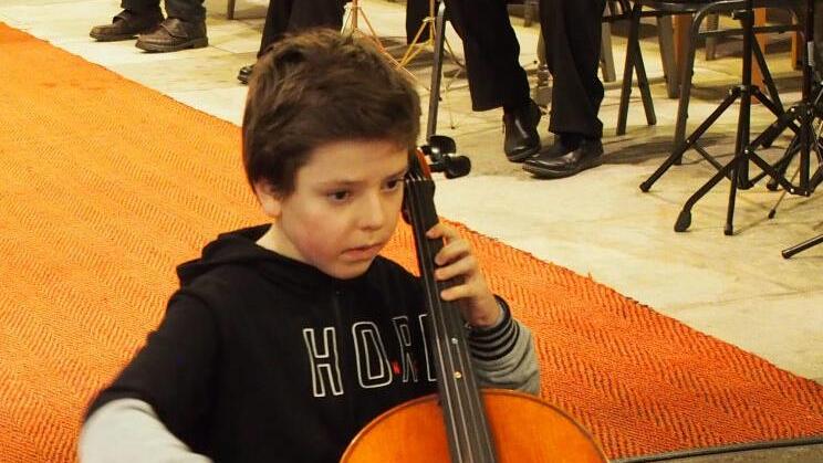 Souverän und intonationssicher präsentierte sich Leonhard Müller am Violoncello.