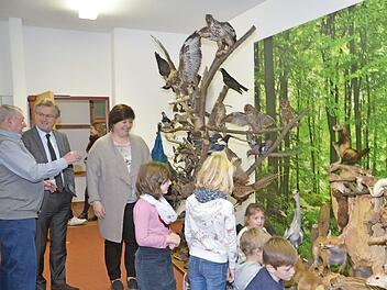 In der Grundschule Stockheim gibt es ein einzigartiges Wald-Zimmer mit vielfältigen Tieren, Pflanzen und Fossilien und steinernen Zeugen aus heimischer Natur. Dies konnten bei der Eröffnung die Schüler bestaunen. Mit im Bild von links Edgar Daum, Bürgermeister Rainer Detsch und Rektorin Astrid Kestel Foto: K.- H. Hofmann