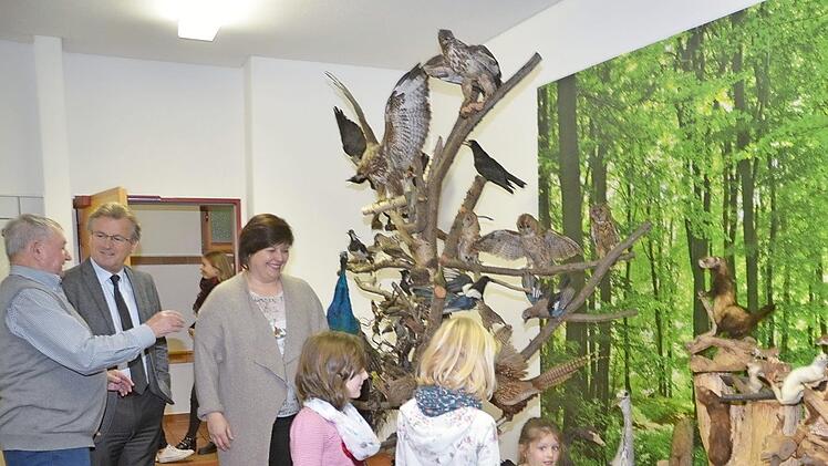 In der Grundschule Stockheim gibt es ein einzigartiges Wald-Zimmer mit vielfältigen Tieren, Pflanzen und Fossilien und steinernen Zeugen aus heimischer Natur. Dies konnten bei der Eröffnung die Schüler bestaunen. Mit im Bild von links Edgar Daum, Bürgermeister Rainer Detsch und Rektorin Astrid Kestel Foto: K.- H. Hofmann