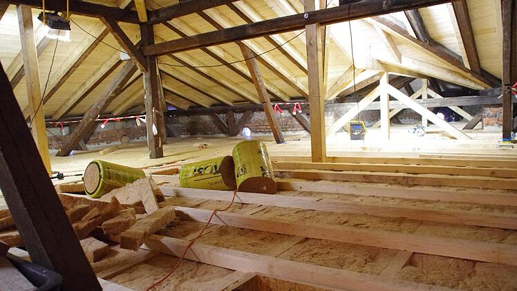 Der Altbau wird im Dachbereich gedämmt. Foto: Marco Meißner