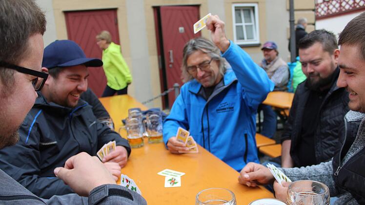Ein Bild, das man öfter sah: Gemütlichkeit durch Bier und Kartenspiel - Regen hin oder her.