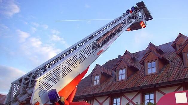Beim simulierten Einsatz im obersten Stockwerk des des Landgasthofes Hummel in Pr&auml;chting leistete die Drehleiter der Ebensfelder Wehr gute Dienste. Foto: Mario Deller