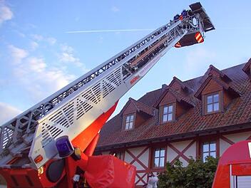 Beim simulierten Einsatz im obersten Stockwerk des des Landgasthofes Hummel in Prächting leistete die Drehleiter der Ebensfelder Wehr gute Dienste. Foto: Mario Deller