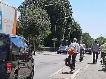 In der Äußeren Nürnberger Straße müssen sich Radfahrer die Fahrbahn mit den Autos teilen, ehe sie auf Höhe des Kolpingplatzes eine eigene Fahrspur erhalten.  Foto: Lucie Homann
