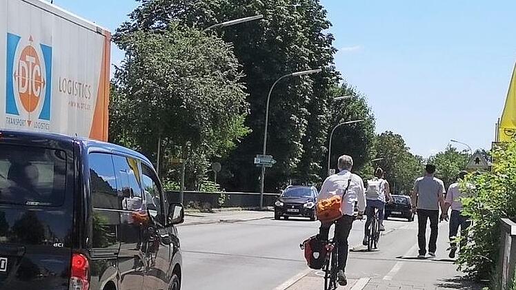 In der Äußeren Nürnberger Straße müssen sich Radfahrer die Fahrbahn mit den Autos teilen, ehe sie auf Höhe des Kolpingplatzes eine eigene Fahrspur erhalten.  Foto: Lucie Homann