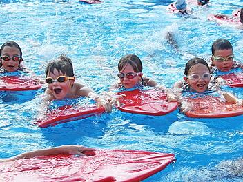 Der Schulverband Neuenmarkt-Wirsberg schickt die Kinder künftig zu Schwimmwochen ins Freibad.