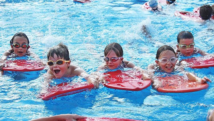 Der Schulverband Neuenmarkt-Wirsberg schickt die Kinder künftig zu Schwimmwochen ins Freibad.