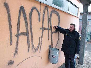 Verkehrserzieher Hubert Koch hält Kontakt zu den Schulen. Hier zeigt er eine der Schmierereien: ACAB steht für "All cops are bastards" (wörtlich übersetzt "Alle Polizisten sind Bastarde") an der Bushaltestelle des Schulzentrums.