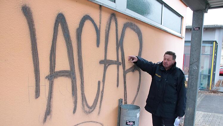 Verkehrserzieher Hubert Koch hält Kontakt zu den Schulen. Hier zeigt er eine der Schmierereien: ACAB steht für "All cops are bastards" (wörtlich übersetzt "Alle Polizisten sind Bastarde") an der Bushaltestelle des Schulzentrums.