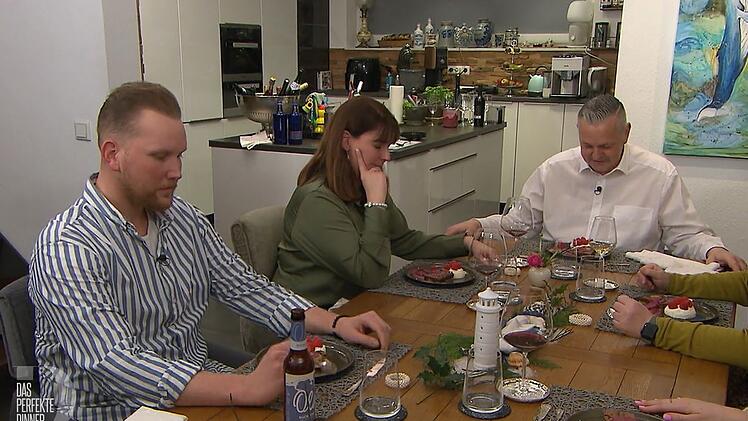 Geknickte Stimmung bei Tobi, Nicole und Gastgeber Tom: Das Kirschsorbet ist leider flüssig.