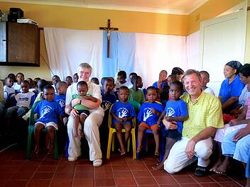 Hans-Wolfgang Graf und seine  Frau Gabriele mit Kindern aus dem Waisenhaus des Klosters Mariannhill. Fotos: privat