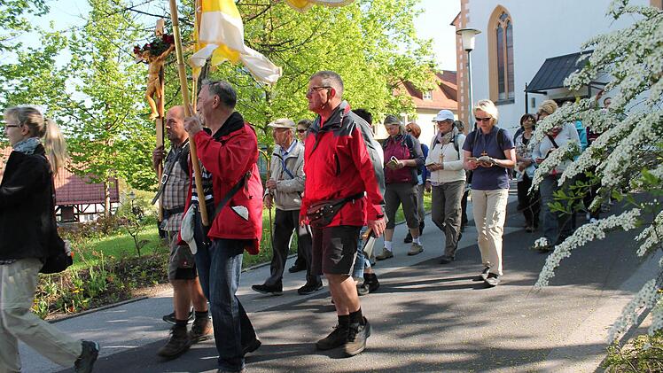 Nach der Segnung zogen die Wallfahrer bei bestem Wetter zunächst aus der St. Kilianskirche und dann aus Nüdlingen aus.
