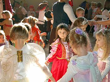 Kleine Prinzessinen in edlen Gewändern beherrschen hier die Szenerie des SKK-Kinderfaschings. Foto: Andreas Welz