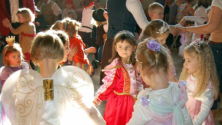 Kleine Prinzessinen in edlen Gewändern beherrschen hier die Szenerie des SKK-Kinderfaschings. Foto: Andreas Welz