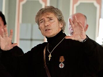 Große Gesten, machtvolle Stimmen: Peter Orloff gastierte mit dem Schwarzmeer Kosaken-Chor in der Schlosskirche der Coburger Ehrenburg. Foto: Jochen Berger