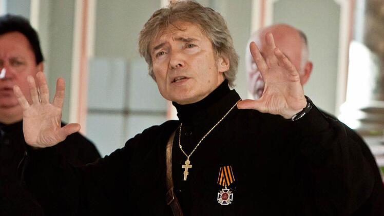 Große Gesten, machtvolle Stimmen: Peter Orloff gastierte mit dem Schwarzmeer Kosaken-Chor in der Schlosskirche der Coburger Ehrenburg. Foto: Jochen Berger