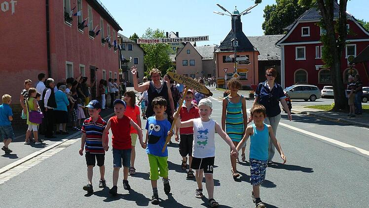 Die beiden Kindergärten Presseck und Wartenfels führten den Bürgerfestzug an.