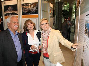 MdB Sabine Dittmar (von rechts) spricht mit Besuchern Birgit Merkl und Wolfgang Görner. Foto: Ralf Ruppert