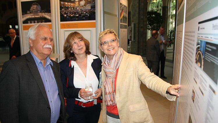 MdB Sabine Dittmar (von rechts) spricht mit Besuchern Birgit Merkl und Wolfgang Görner. Foto: Ralf Ruppert