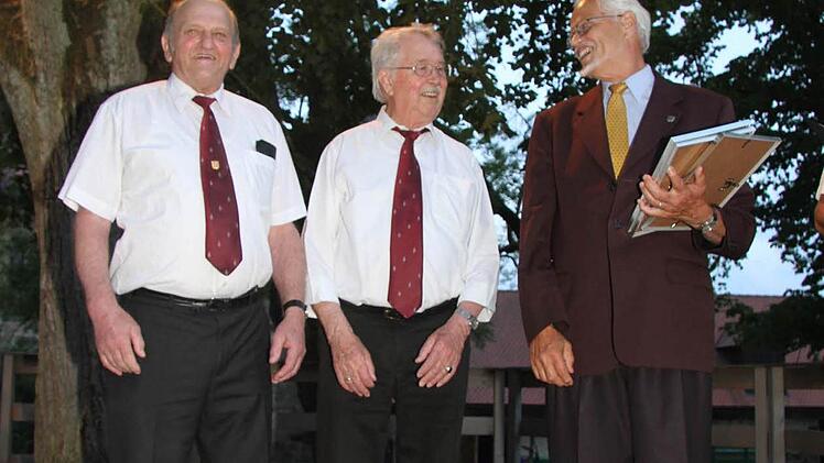 Jubiläen, die ganz und gar nicht alltäglich sind, hatte Klaus Hoffmann vom Sängerkreis Bayreuth vorzunehmen: Konrad Sack ist seit 60 Jahren aktiver Sänger, Heinz Neumann seit 65 Jahren. Beide sind noch immer bei der Chorgemeinschaft Proß-Döllnitz aktiv.