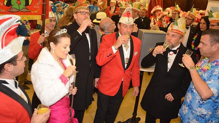 Die Narren beim Rathaussturm in Bad Kissingen.  Foto: Peter Rauch