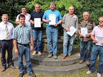 Im Alten Rathaus Poppenlauer traf sich der Vorstand der Teilnehmergemeinschaft. Die Mitglieder bekamen zum Dank für ihre Arbeit Urkunden. Im Vordergrund (links) Bürgermeister Matthias Klement und der Vorsitzende des Gremiums, Amtsrat Franz-Josef Lang vom Amt für Ländliche Entwicklung Unterfranken in Würzburg.  Foto: Dieter Britz