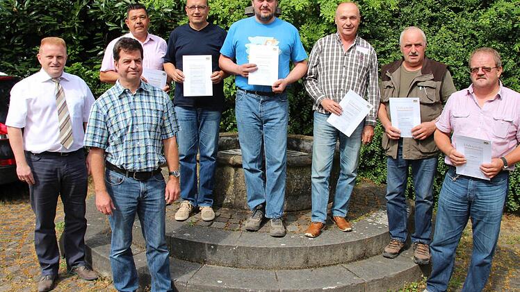 Im Alten Rathaus Poppenlauer traf sich der Vorstand der Teilnehmergemeinschaft. Die Mitglieder bekamen zum Dank für ihre Arbeit Urkunden. Im Vordergrund (links) Bürgermeister Matthias Klement und der Vorsitzende des Gremiums, Amtsrat Franz-Josef Lang vom Amt für Ländliche Entwicklung Unterfranken in Würzburg.  Foto: Dieter Britz