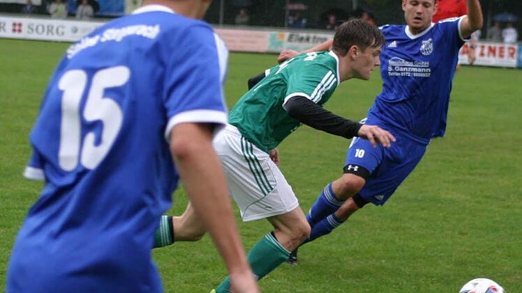Der Eberner Nachwuchsspieler Julius Zettelmeier zieht nach kurzem Antritt an zwei Gästespielern vorbei.