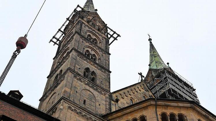 Die Vorbereitungen sind abgeschlossen: Im Lauf des Freitags soll zwischen den Osttürmen des Bamberger Doms eine Brückenkonstruktion eingehängt werden. Foto: Ronald Rinklef