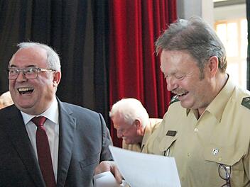 Ein bisschen Wehmut, aber auch sichtlich viel Vorfreude auf den Ruhestand: Jürgen Schmeißer (rechts) mit Gratulant Reinhard Lugschi, Vorstandsvorsitzender der Kreissparkasse Höchstadt Foto: Jann Weckel