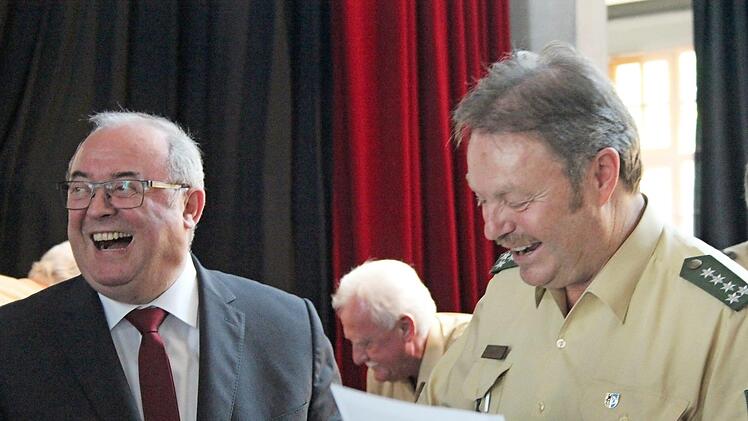 Ein bisschen Wehmut, aber auch sichtlich viel Vorfreude auf den Ruhestand: Jürgen Schmeißer (rechts) mit Gratulant Reinhard Lugschi, Vorstandsvorsitzender der Kreissparkasse Höchstadt Foto: Jann Weckel