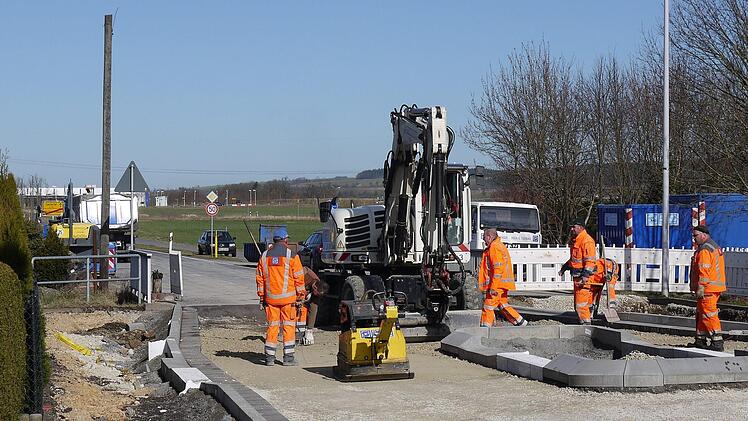 Verfestigt und mit  der Tragschicht versehen wurde die  Baustelle in der Lauterer Straße am Freitag noch - der Rest wird ab Montag erledigt.Berthold Köhler