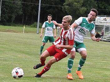 Der Favorit gerät nicht in Schieflage: Tobias Bold (links) vom FC Fuchsstadt entkommt in dieser Szene Finnian Carton vom SV Riedenberg.Hopf