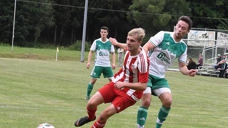 Der Favorit gerät nicht in Schieflage: Tobias Bold (links) vom FC Fuchsstadt entkommt in dieser Szene Finnian Carton vom SV Riedenberg.Hopf
