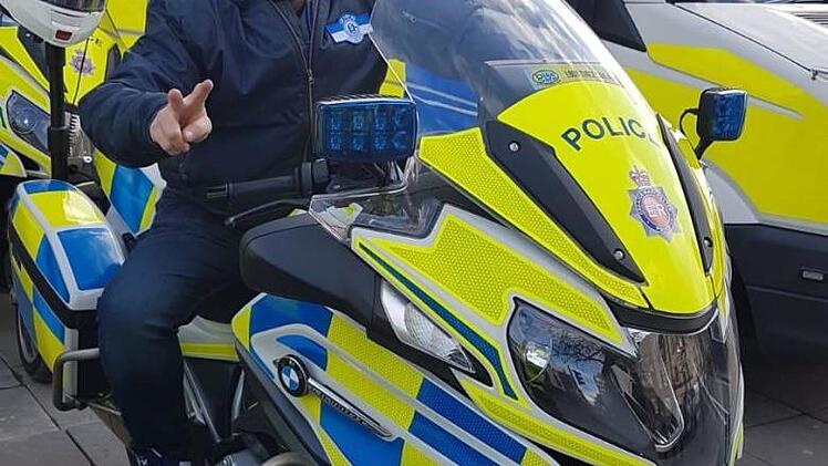 Es war ein Miteinander zwischen Polizei und Fans: Thomas Hanft aus Neustadt durfte kurzzeitig sogar auf einem Motorrad der englischen Beamten Platz nehmen.
