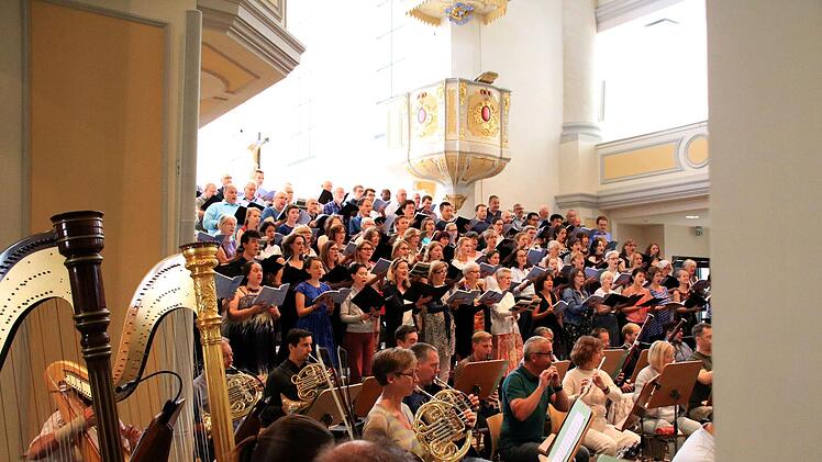 Richard Cooke probt mit dem Philharmonischen Orchester, dem Chor des Landestheaters und der Royal Choral Society die "Sea Symphony" von Ralph Vaughan Williams in der Coburger Morizkirche.Foto: Jochen Berger