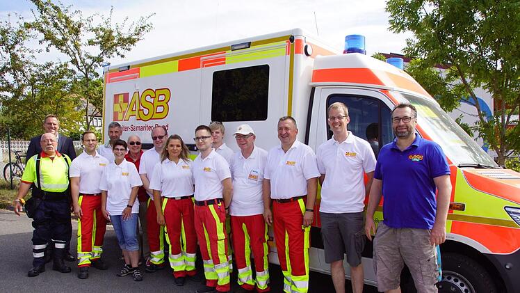 Mit einem Tag der offenen Tür wurde am Sonntag, 1. September, der Rettungsplatz Untersteinbach eröffnet. Das Team des ASB hielt geballte Information parat, Bürgermeister Matthias Bäuerlein (hinten, links) und Hausherr Norbert Ebert (Vierter von links) freuten sich über die schnelle Realisation der Räume. Foto: Sabine Weinbeer