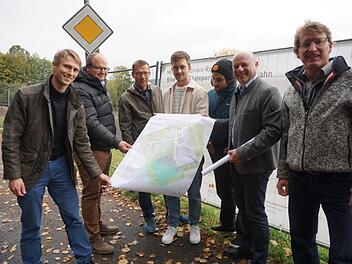 Baubeginn der Rollsportanlage in Bischofsheim und Planbesprechung. Das  Bild zeigt von links: Alexander Zeller (Regierung von Unterfranken),   Alexander Keßler (Firma Fichter, Raunheim), Siegfried Neumann, Leopold  Bott, Boris Ziemer (DSGN Concepts. Münster), Bürgermeister Georg  Seiffert und Jugendbeauftragten Benjamin Lenhardt. Foto: Marion Eckert